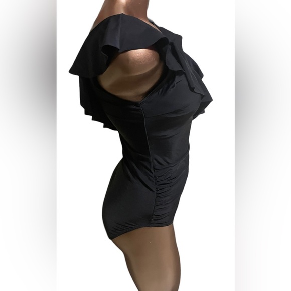 V Neck Ruffle Slimming Swimsuit - Picture 6 of 9